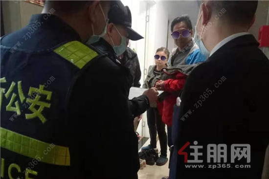 榮和集團(tuán) 工作人員在人員信息排查2.jpg