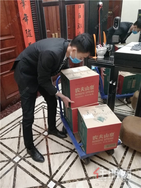 榮和集團(tuán) 工作人員送日用食材.jpg 榮和集團(tuán) 工作人員送日用食材.jpg