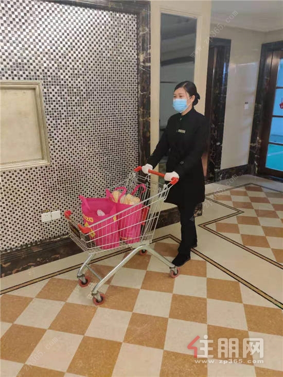 榮和集團(tuán) 工作人員送日用食材2.jpg