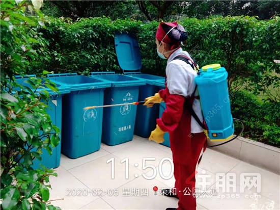 榮和集團(tuán) 對(duì)垃圾箱進(jìn)行消毒.jpg